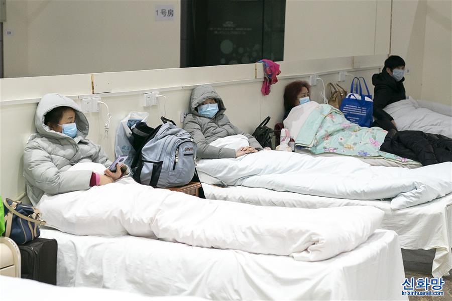 （聚焦疫情防控）（5）武汉首个方舱医院开始收治病人