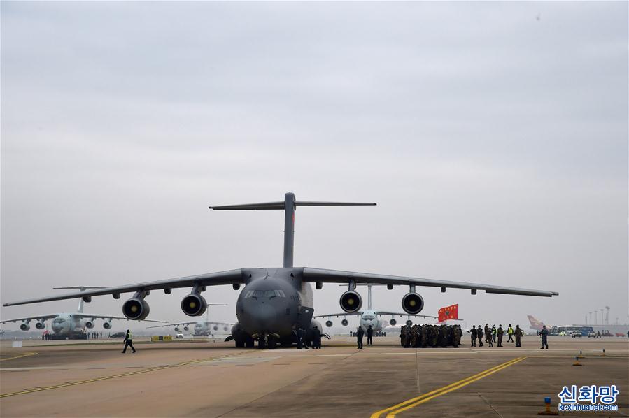 （聚焦疫情防控·图文互动）（8）空军出动3型11架运输机多地同步向武汉空运医疗队员