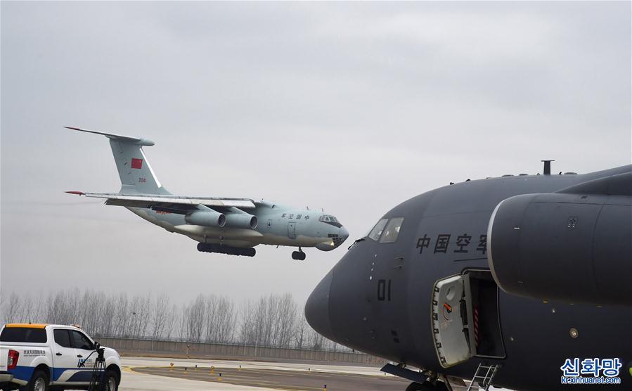 （聚焦疫情防控·图文互动）（9）空军出动3型11架运输机多地同步向武汉空运医疗队员