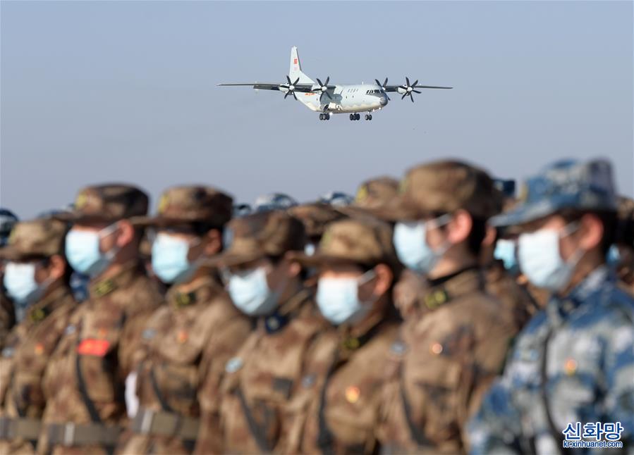 （聚焦疫情防控·图文互动）（1）空军第四次向武汉大规模空运医疗队员和物资