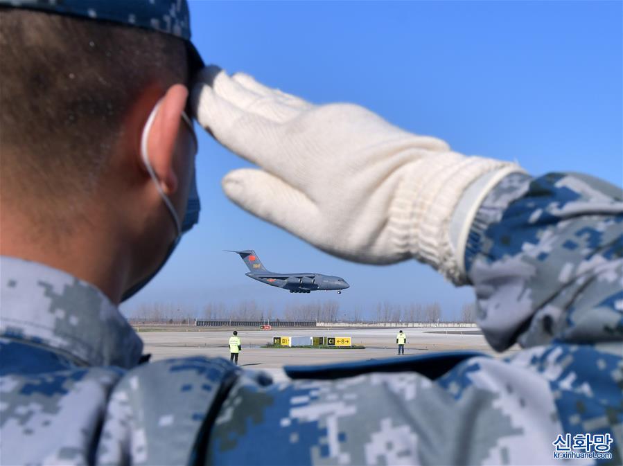 （聚焦疫情防控·图文互动）（3）空军第四次向武汉大规模空运医疗队员和物资