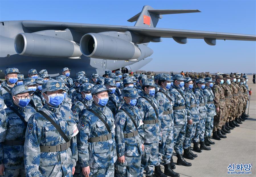 （聚焦疫情防控·图文互动）（8）空军第四次向武汉大规模空运医疗队员和物资