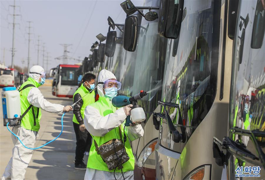 #（社會）（1）山東滕州：客車消毒為恢復運營做準備