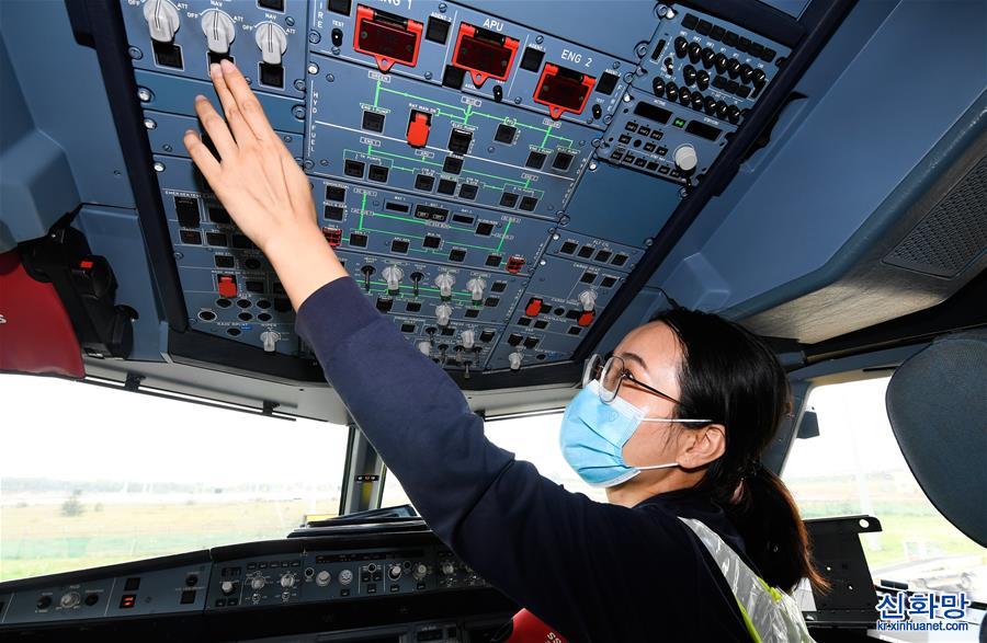 （圖片故事）（6）堅守一線的飛機女“醫生”
