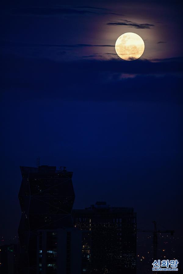 （新华视界）（2）“超级月亮”现夜空