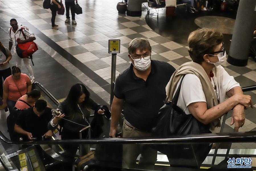 （国际疫情·XHDW）（2）巴西圣保罗民众佩戴口罩强化个人防护