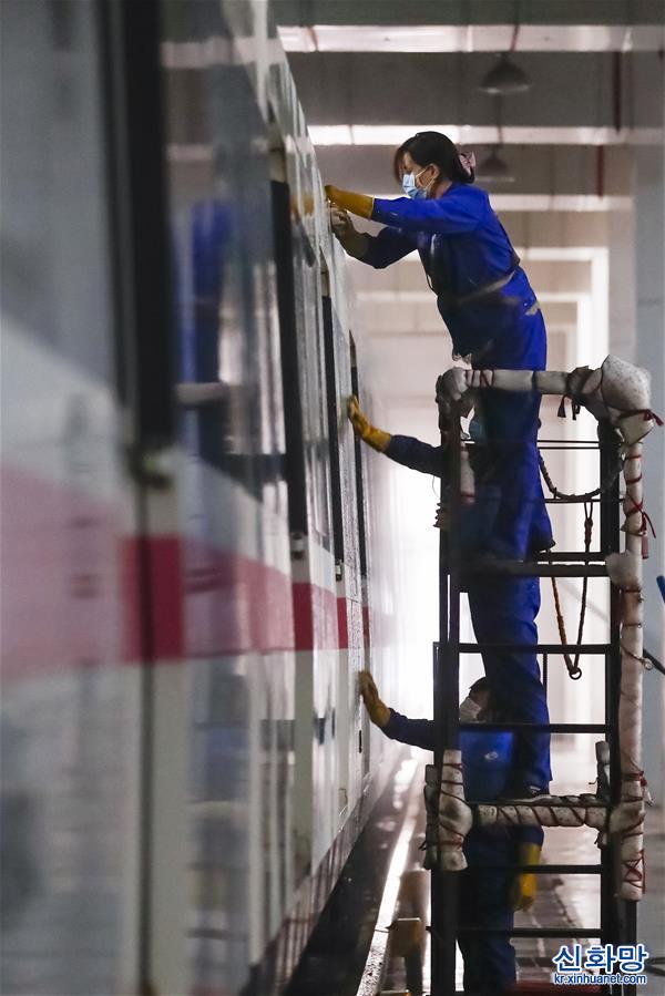 （聚焦疫情防控）（14）武漢公共交通係統為恢復運營做準備