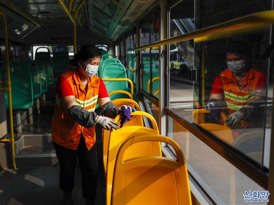（聚焦疫情防控）（12）武漢公共交通係統為恢復運營做準備