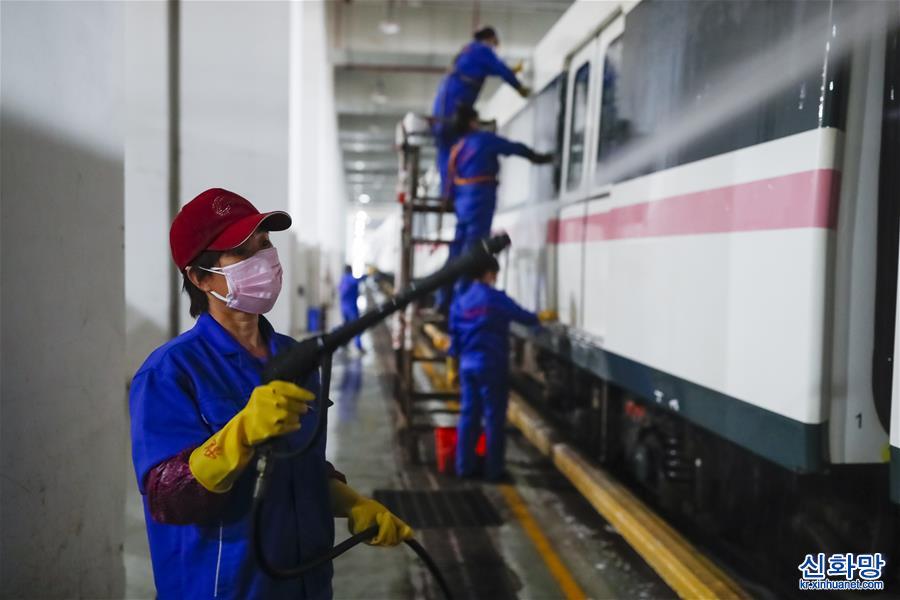 （聚焦疫情防控）（16）武汉公共交通系统为恢复运营做准备