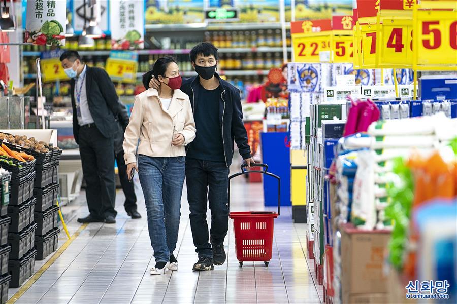 （聚焦疫情防控）（4）武汉：超市对无疫情小区居民有序开放