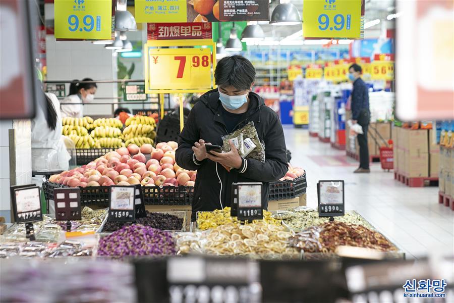 （聚焦疫情防控）（5）武汉：超市对无疫情小区居民有序开放