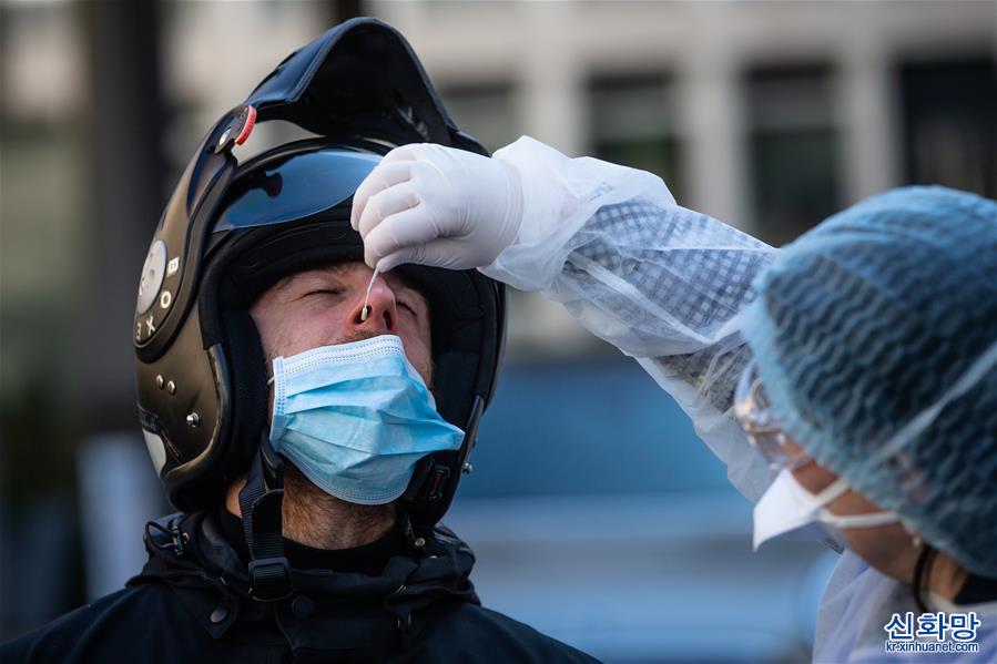 （国际疫情）（8）巴黎：“不下车”接受新冠病毒检测