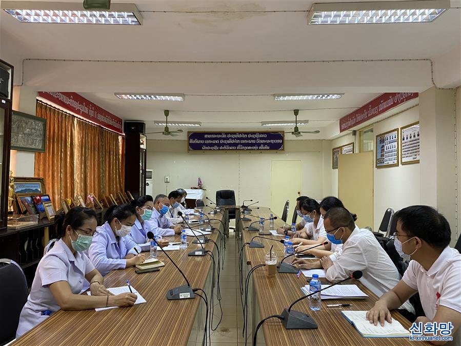 （国际疫情）（1）中国抗疫医疗专家组深入了解老挝新冠确诊病例治疗情况