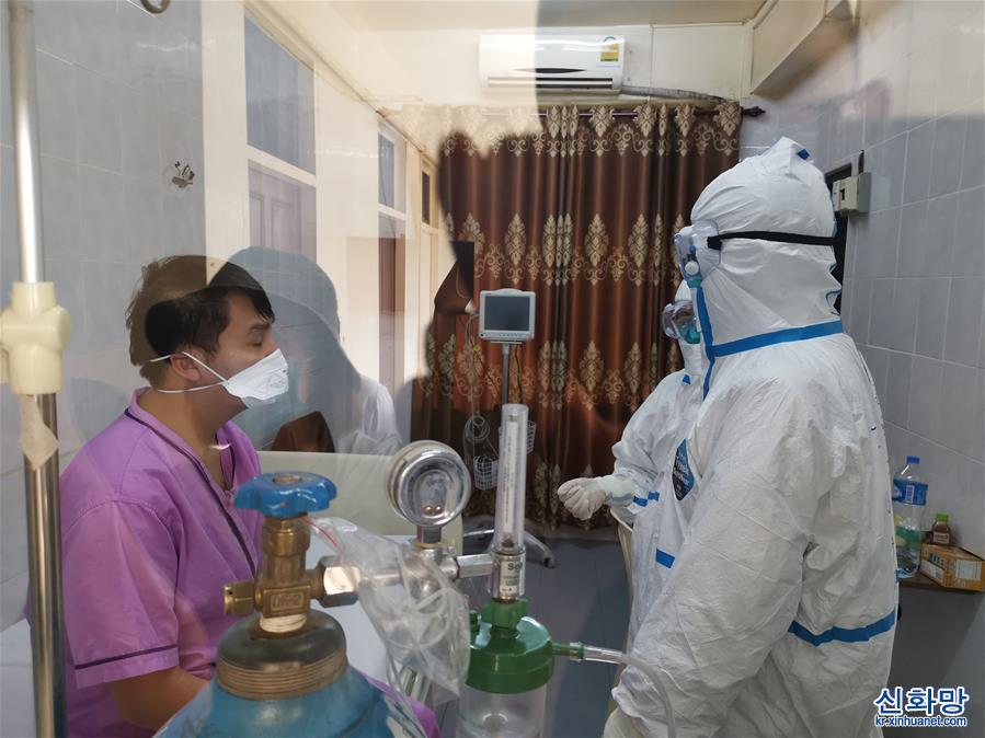 （國際疫情）（3）中國抗疫醫療專家組深入了解寮國新冠確診病例治療情況