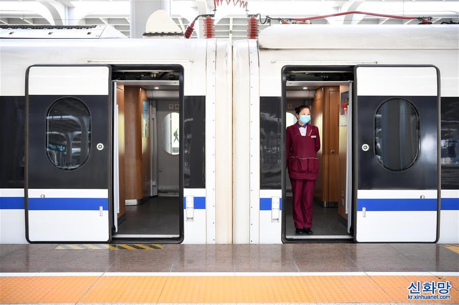 （经济）（1）“川渝贵”省际环线动车组重庆首发列车发车