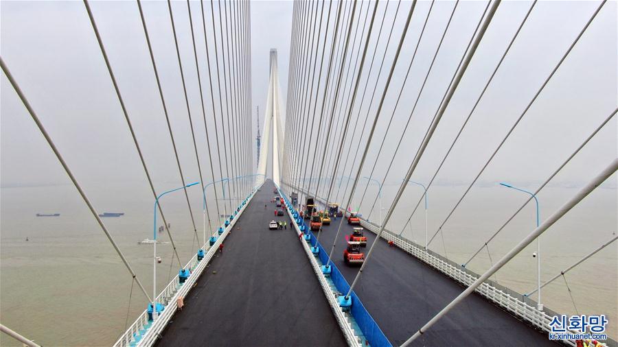 #（经济）（1）沪通长江大桥主航道桥桥面沥青摊铺全部完工