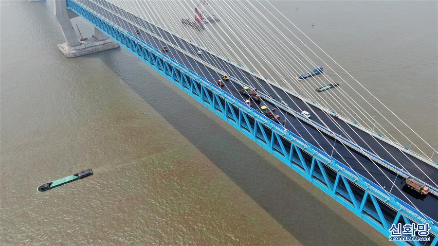 #（经济）（2）沪通长江大桥主航道桥桥面沥青摊铺全部完工