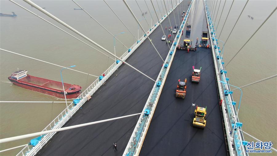 #（经济）（3）沪通长江大桥主航道桥桥面沥青摊铺全部完工