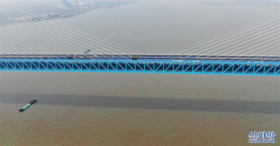 #（经济）（4）沪通长江大桥主航道桥桥面沥青摊铺全部完工