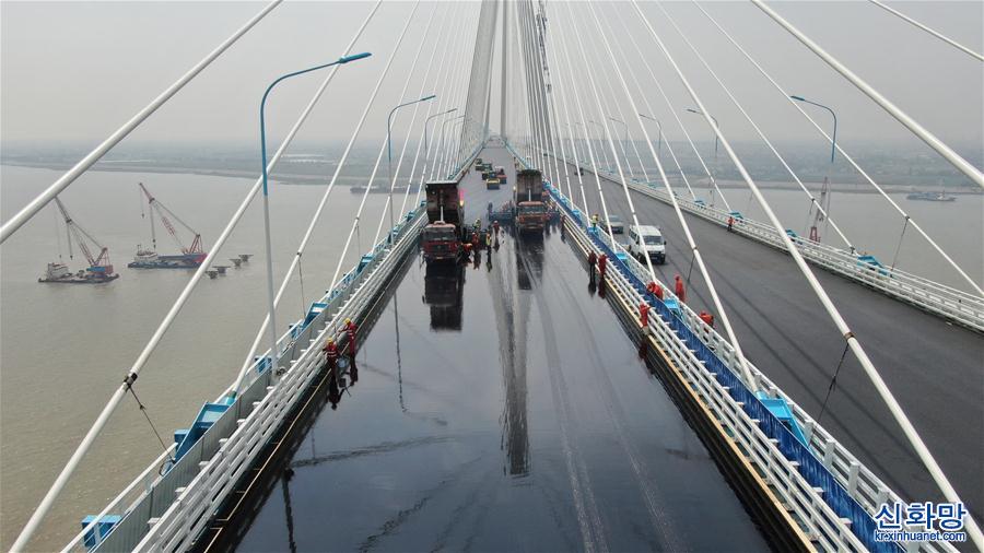 #（經濟）（5）滬通長江大橋主航道橋橋面瀝青攤鋪全部完工