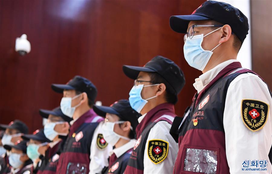 （聚焦疫情防控）（4）中国赴马来西亚抗疫医疗专家组从广州启程