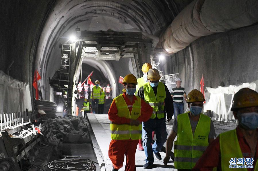 （经济）（3）中老铁路首个超大断面隧道贯通