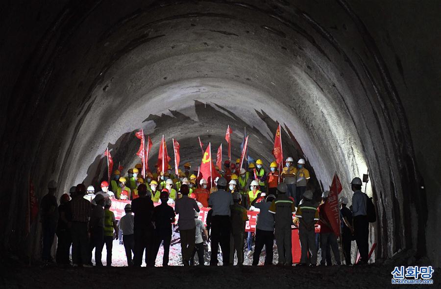 （经济）（4）中老铁路首个超大断面隧道贯通