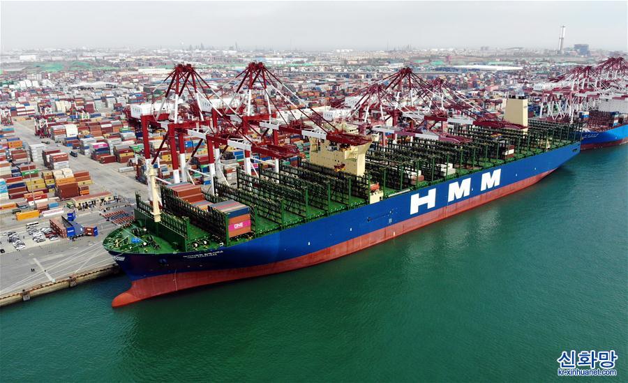 （經濟）（1）世界最大集裝箱船首航青島港