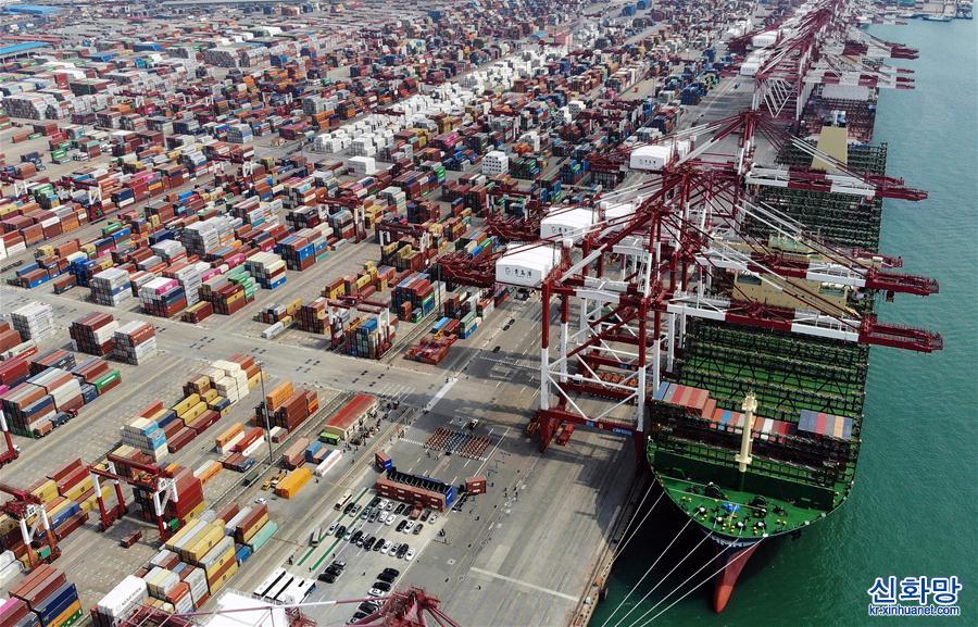 （经济）（3）世界最大集装箱船首航青岛港