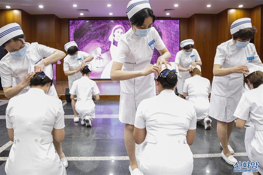 （医卫）（1）北京：新入职护士“授帽”纪念南丁格尔