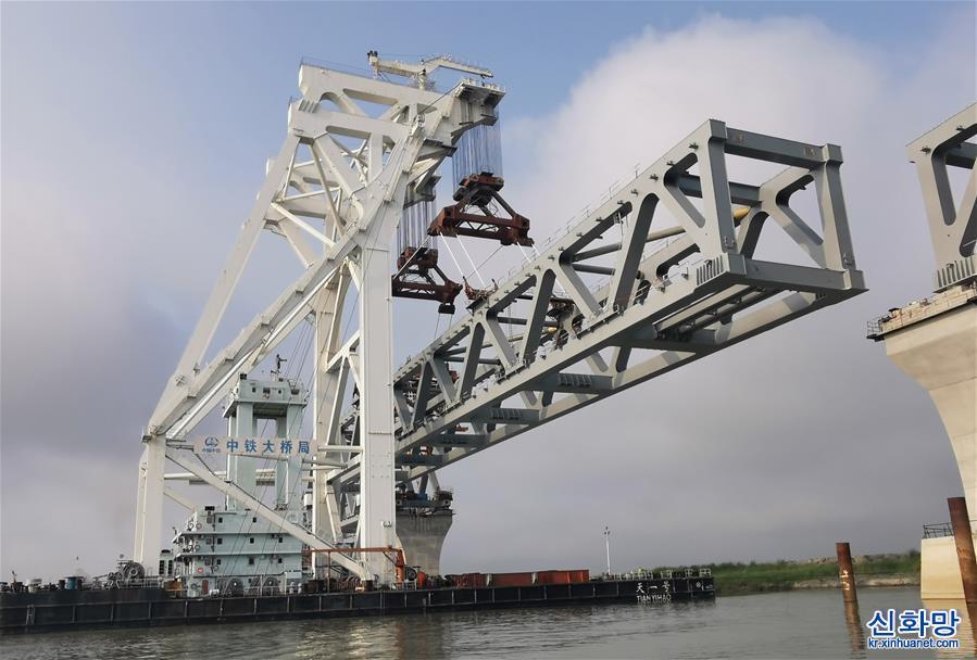 （新华视界）（2）中企完成孟加拉国帕德玛大桥第29跨钢梁架设工作