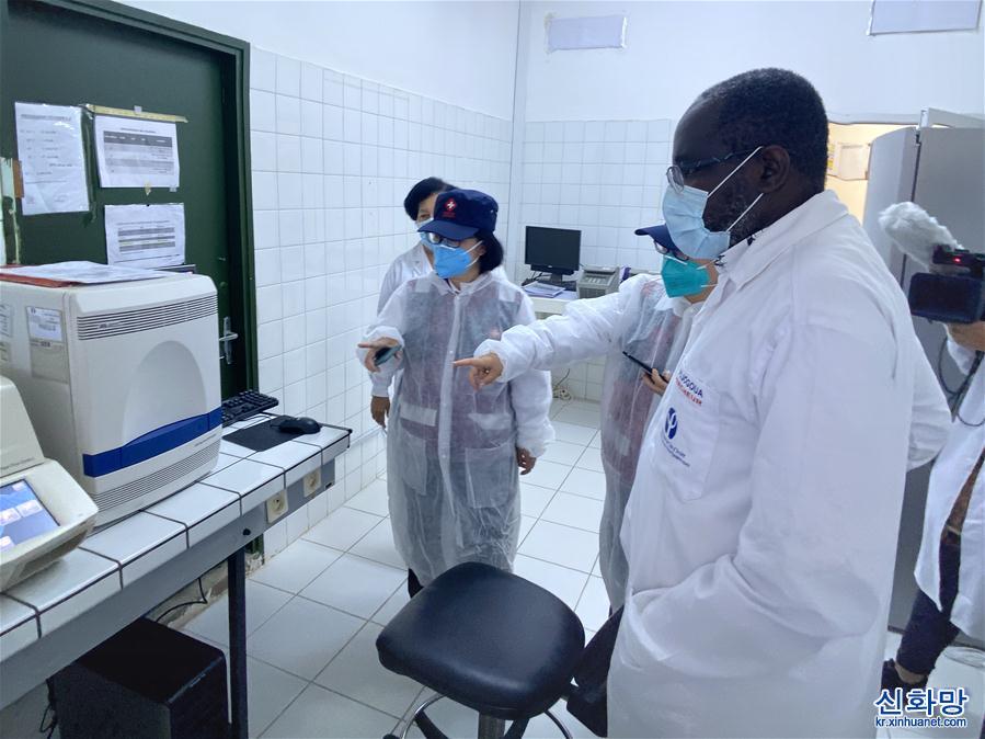 （國際疫情）（3）中國抗疫醫療專家組考察科特迪瓦新冠患者定點收治醫院