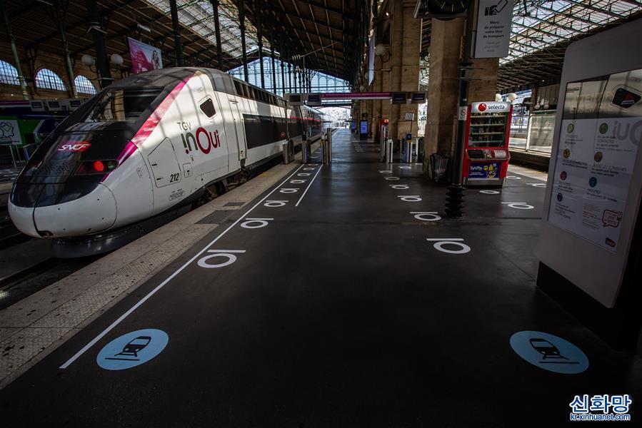 （国际疫情）（7）巴黎火车站：标注“社交距离” 迎接“解封”