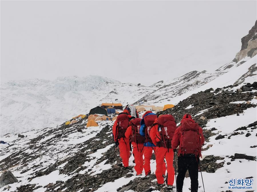 （2020珠峰高程測量·圖文互動）（6）2020珠峰高程測量登山隊抵達海拔6500米的前進營地
