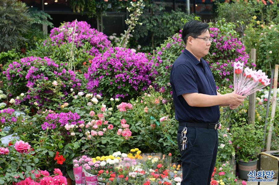 （新華網）（1）湖南長沙：母親節花卉俏銷