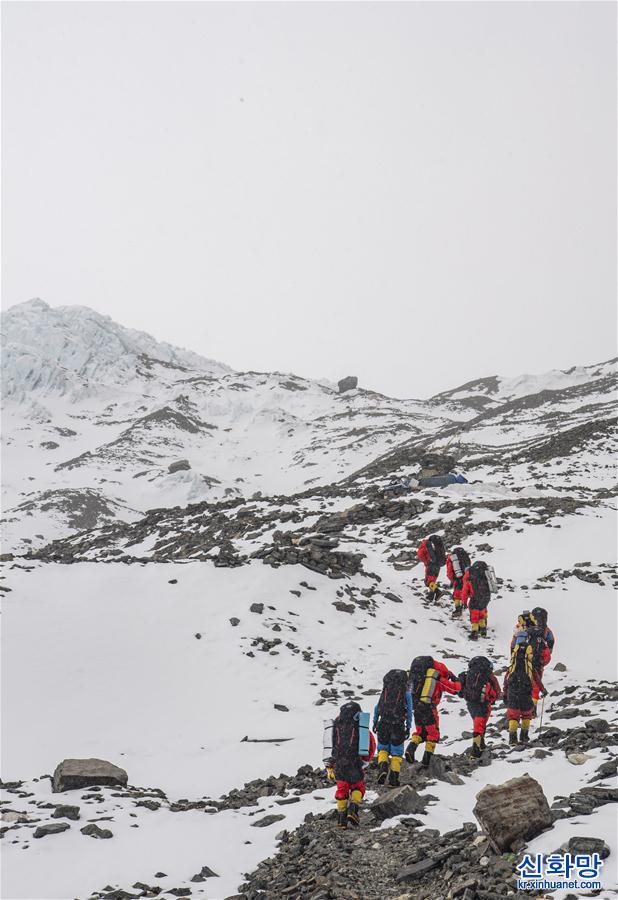 （2020珠峰高程测量）（2）修路运输队员突破北坳天险 预计12日修通顶峰路线