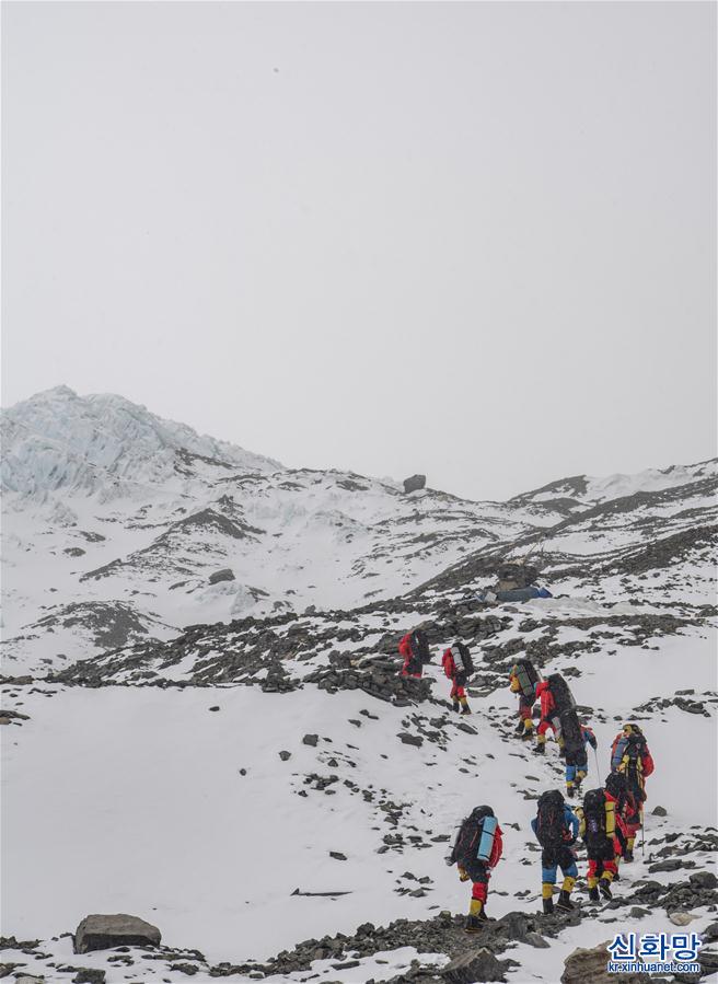 （2020珠峰高程测量）（3）修路运输队员突破北坳天险 预计12日修通顶峰路线