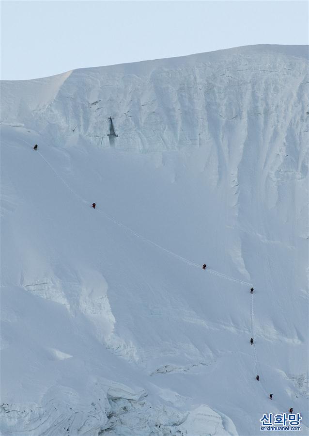 （2020珠峰高程測量）（5）修路運輸隊員突破北坳天險 預計12日修通頂峰路線