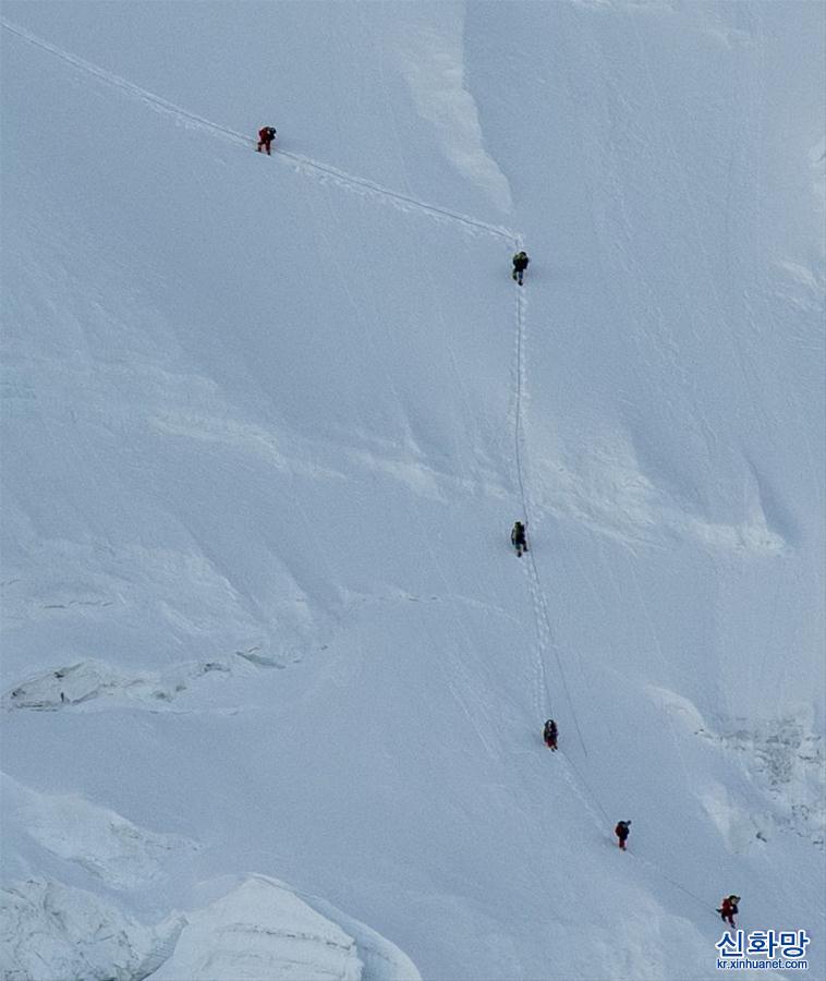 （2020珠峰高程測量）（6）修路運輸隊員突破北坳天險 預計12日修通頂峰路線