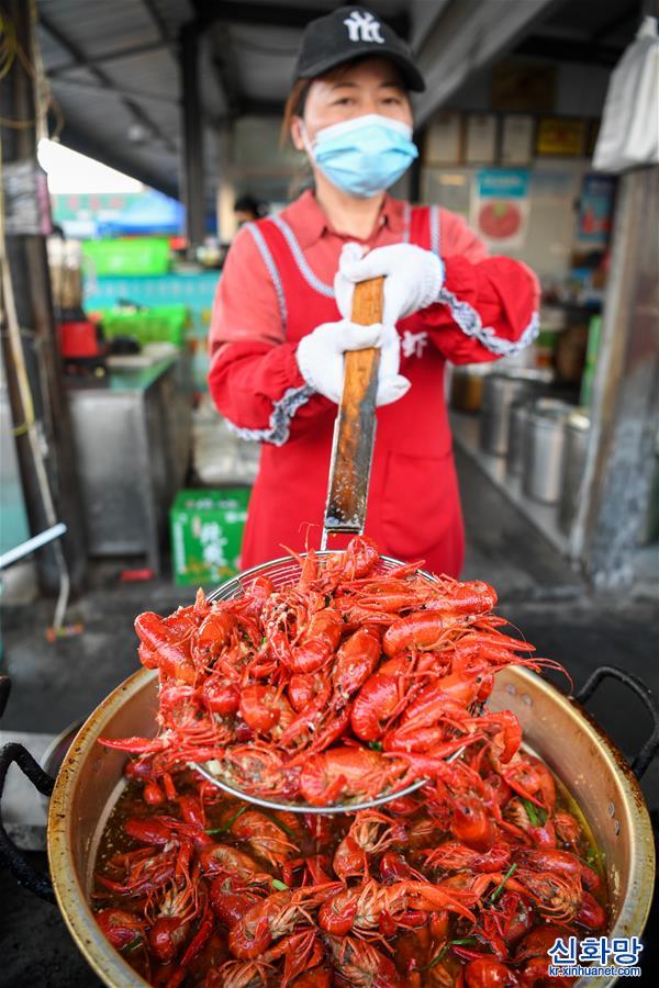 （經濟）（10）江蘇金湖：小龍蝦成熟季 紅了餐桌熱了經濟
