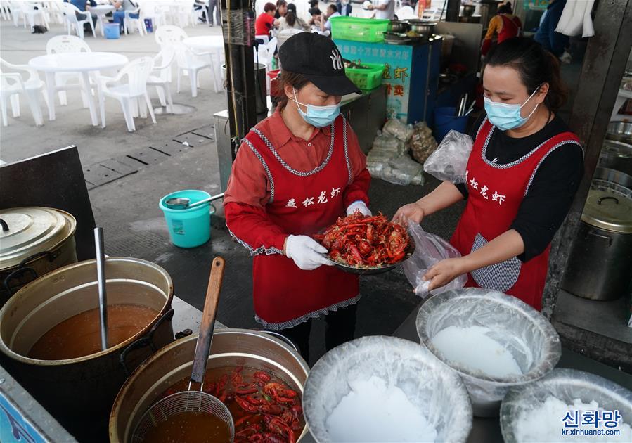 （经济）（11）江苏金湖：小龙虾成熟季 红了餐桌热了经济