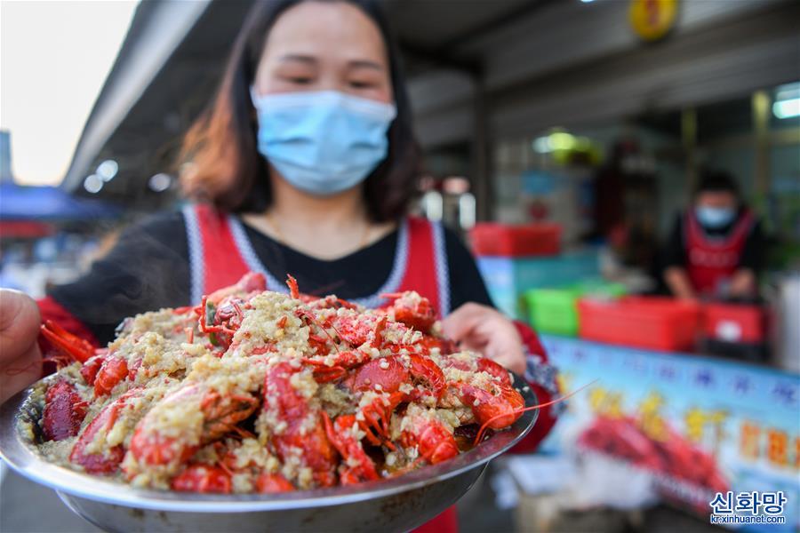 （经济）（12）江苏金湖：小龙虾成熟季 红了餐桌热了经济