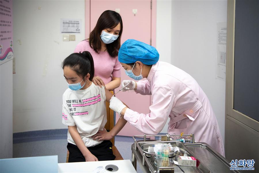 （健康）（2）首批国产HPV疫苗在武汉接种