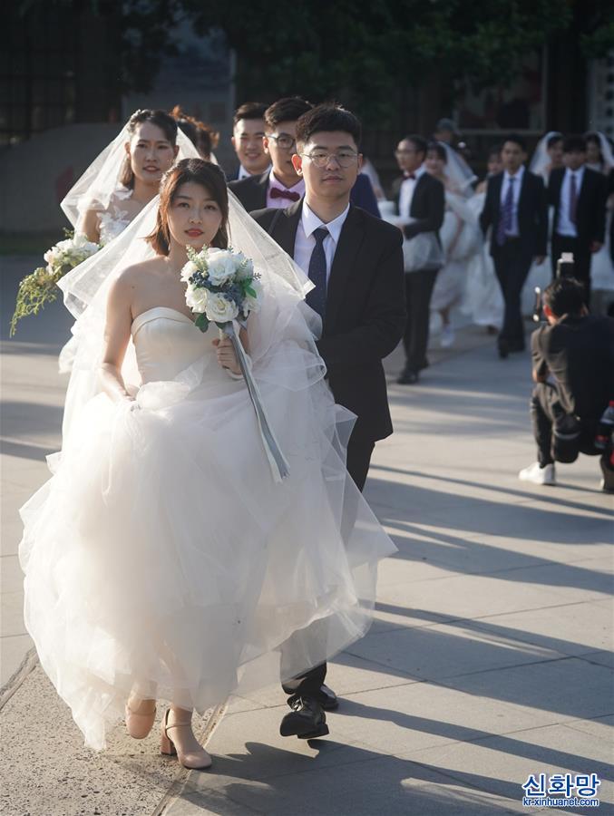 （社会）（6）江苏南京：“白衣战士”结良缘 集体婚礼共甜蜜