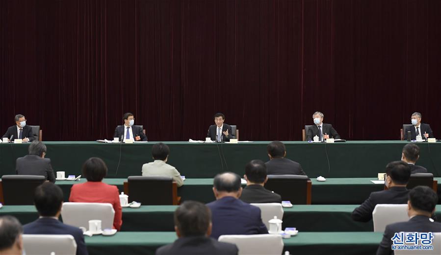 （两会）王沪宁看望体育、医药卫生界委员并参加讨论