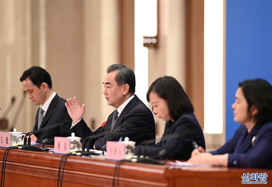 （兩會·XHDW）（11）國務委員兼外交部長王毅回答中外記者提問