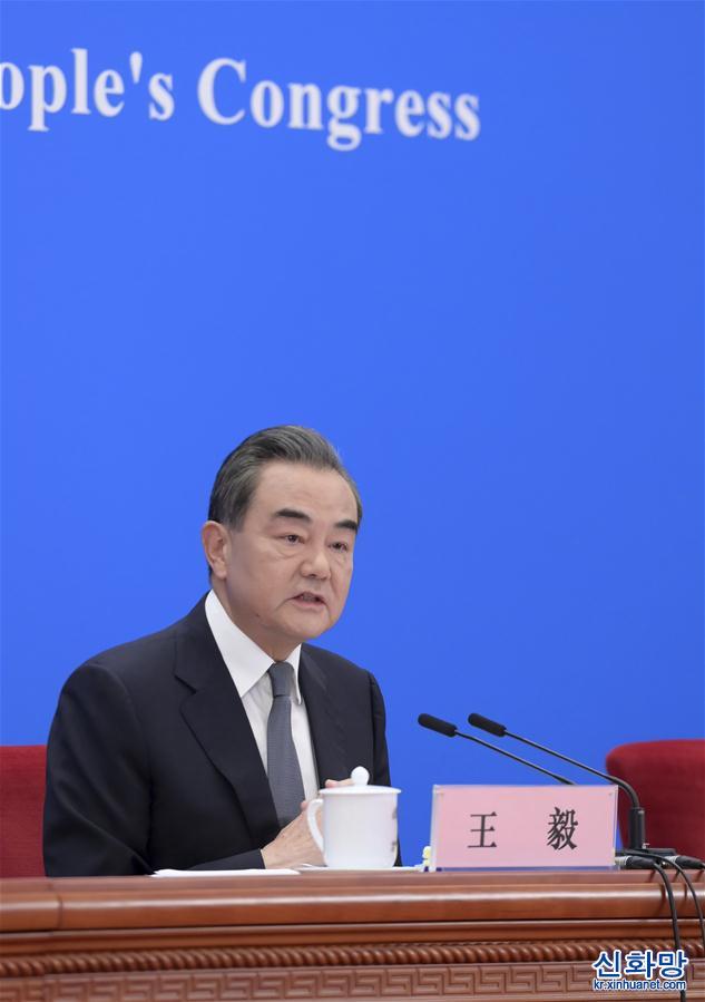 （兩會·XHDW）（6）國務委員兼外交部長王毅回答中外記者提問