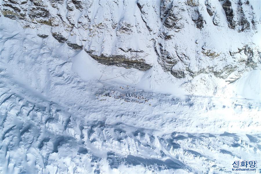 （2020珠峰高程测量）（1）冰雪世界的前进营地