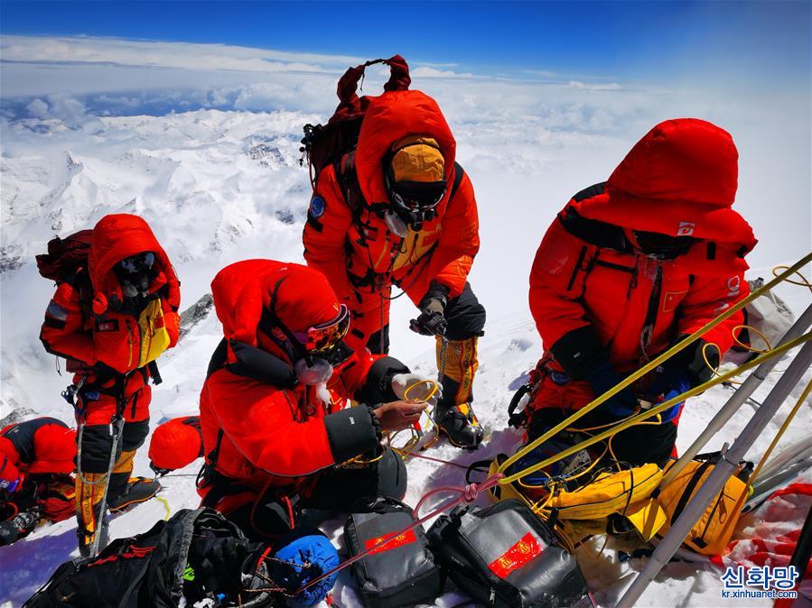 （2020珠峰高程测量）（1）独家照片：珠峰高程测量登山队队员在峰顶开展测量工作