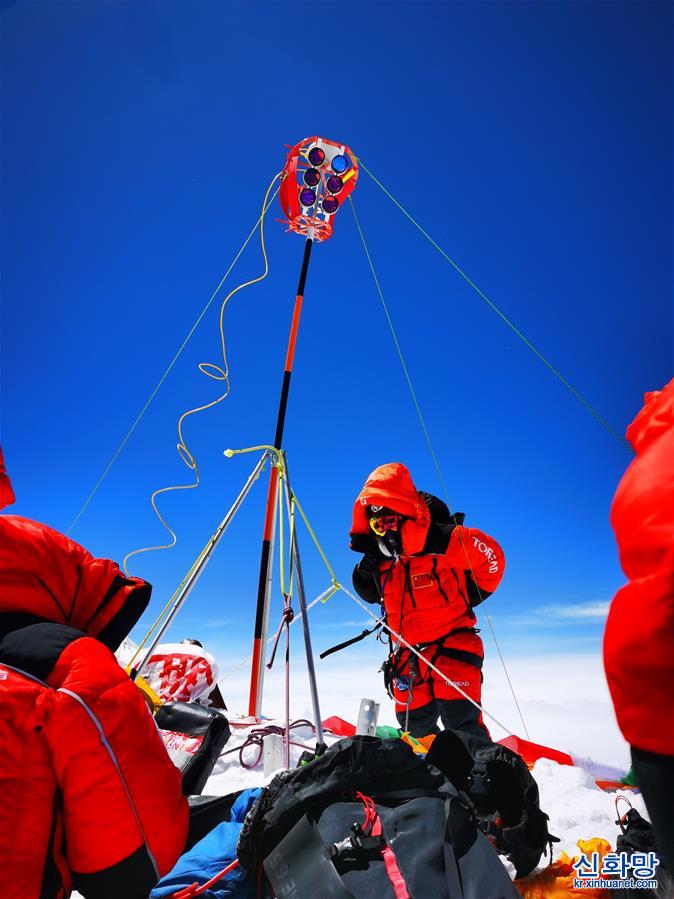 （2020珠峰高程测量）（5）独家照片：珠峰高程测量登山队队员在峰顶开展测量工作